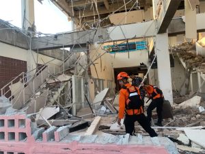 Indonesia Issues Tsunami Warning After 7.7-Magnitude Earthquake Strikes East Nusa Tenggara